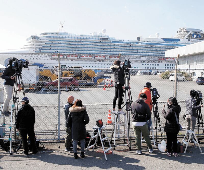 Cobertura. Periodistas se han mantenido en el puerto japonés de Yokohama para poder dar seguimiento a la situación del crucero en cuarentena Diamond Princess. Foto: MAYUKO ISOBE. AP