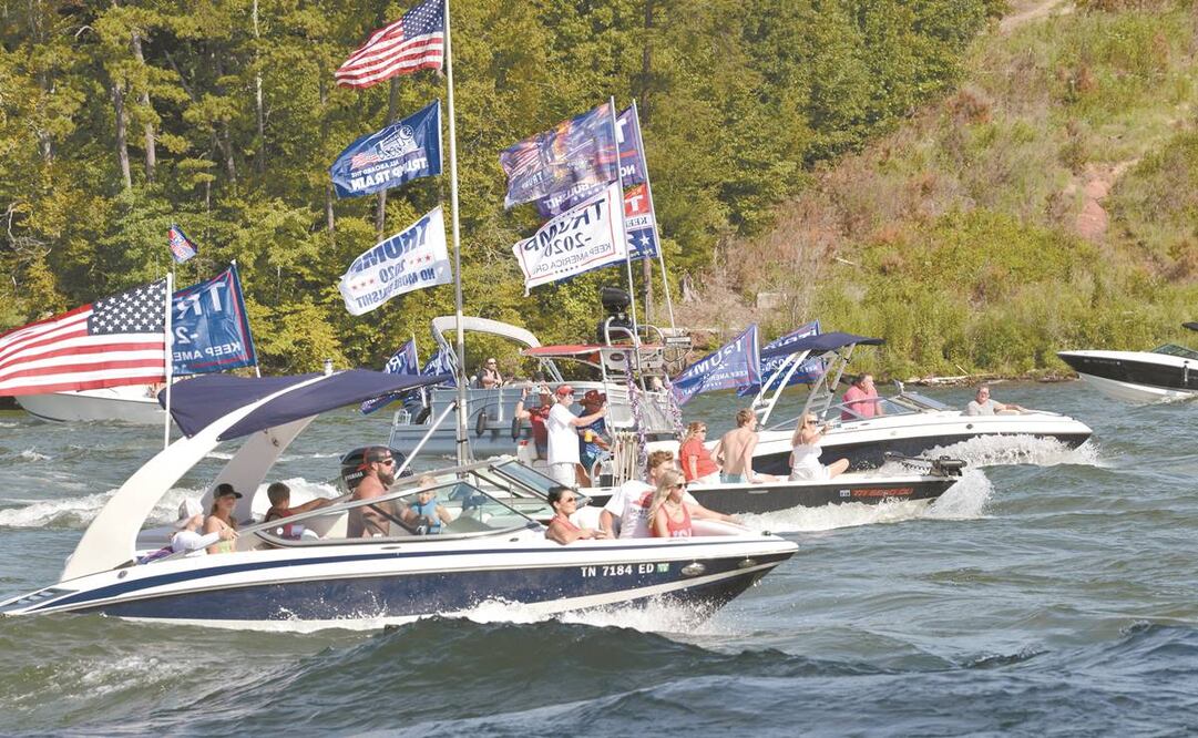 Partidarios del presidente Donald Trump. En el lago Travis, cuatro embarcaciones se hundieron porque se movían demasiado cerca unas de otras. No hubo heridos ni muertos. Foto: AP