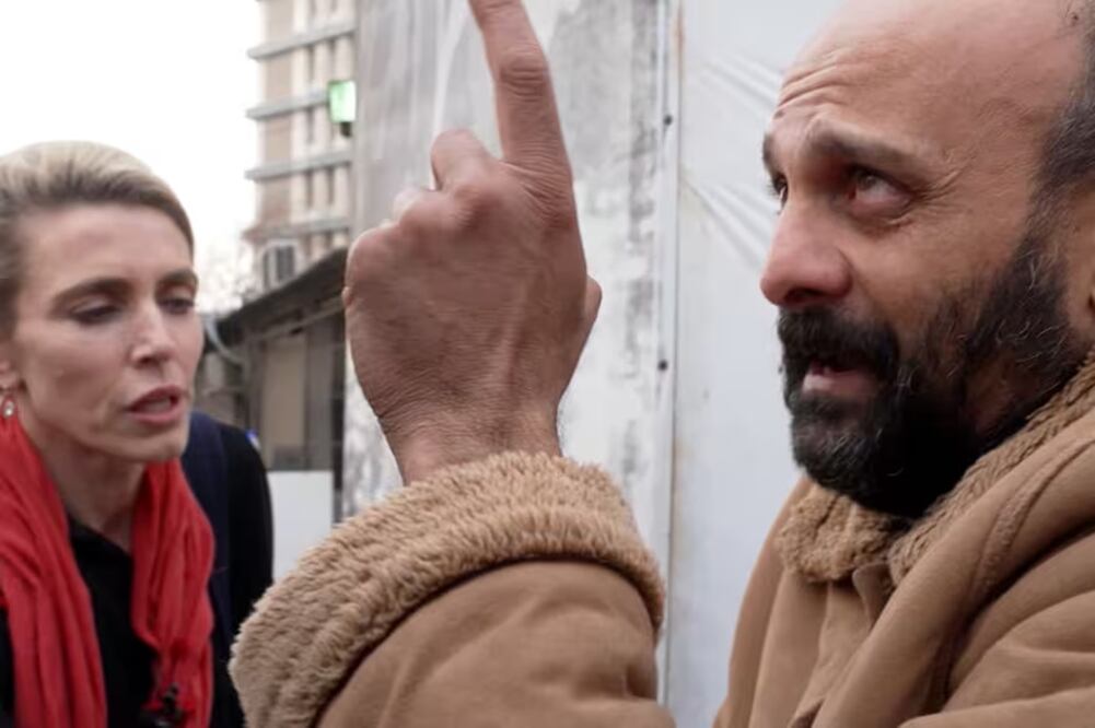 La periodista Clarissa Ward, después de encontrar a un supuesto prisionero en una celda secreta de Siria. Foto: Captura