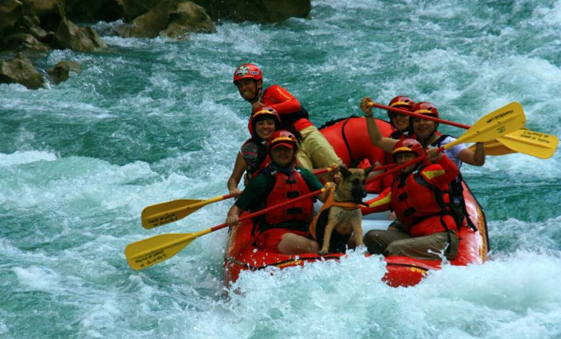 Rafting. Conquistando los rápidos del Río Tampaón, con todo y mascota. (Foto: Cortesía Huaxteca)