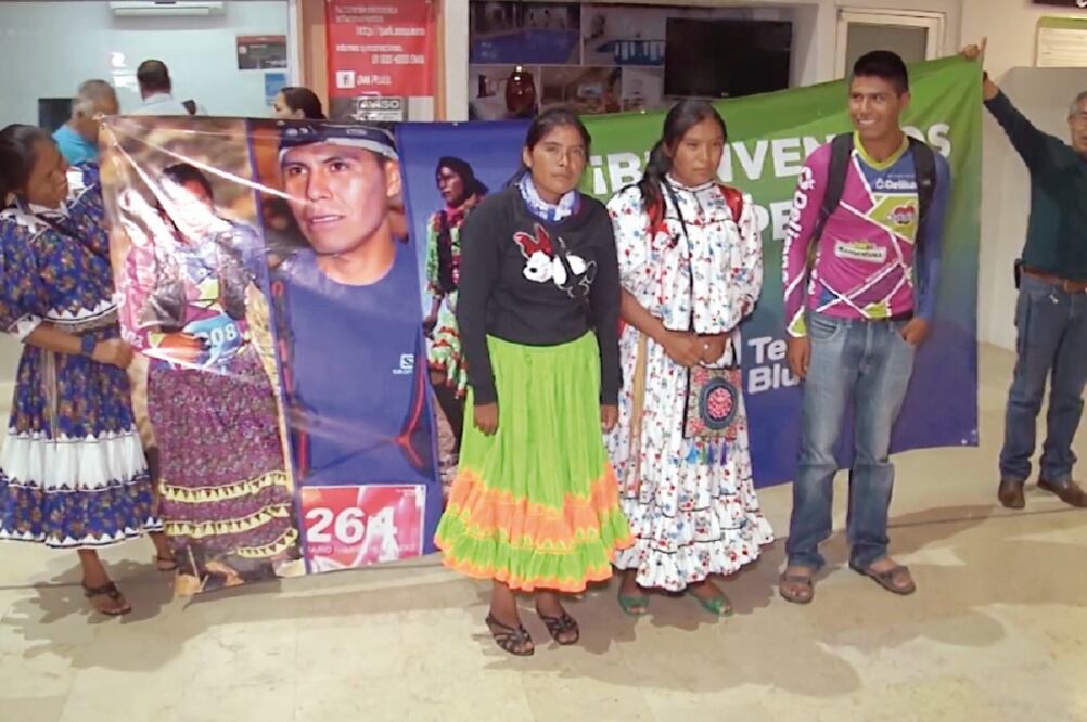 A su regreso a México, los hermanos María Lorena, María Juana y José Mario Ramírez fueron recibidos con aplausos (FOTO: GOBIERNO DE CHIHUHUA)