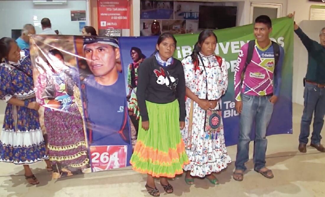 A su regreso a México, los hermanos María Lorena, María Juana y José Mario Ramírez fueron recibidos con aplausos (FOTO: GOBIERNO DE CHIHUHUA)