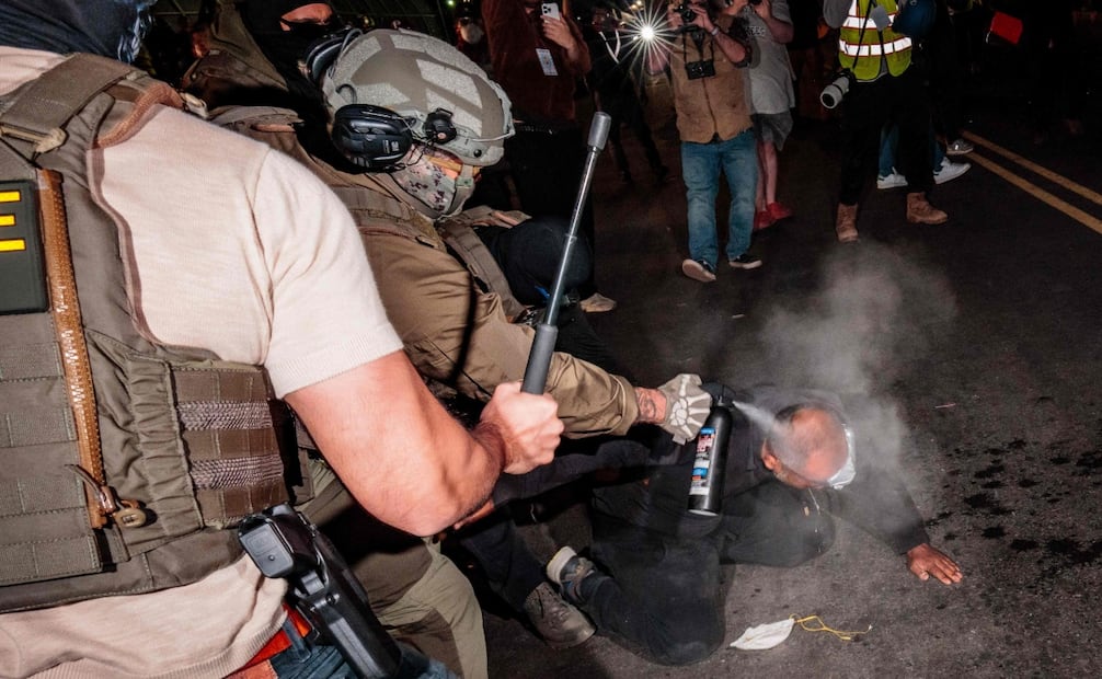 Agentes del ICE emplean un irritante químico contra un manifestante durante las protestas frente a Delaney Hall en Newark (28/05/2026). Foto: AFP