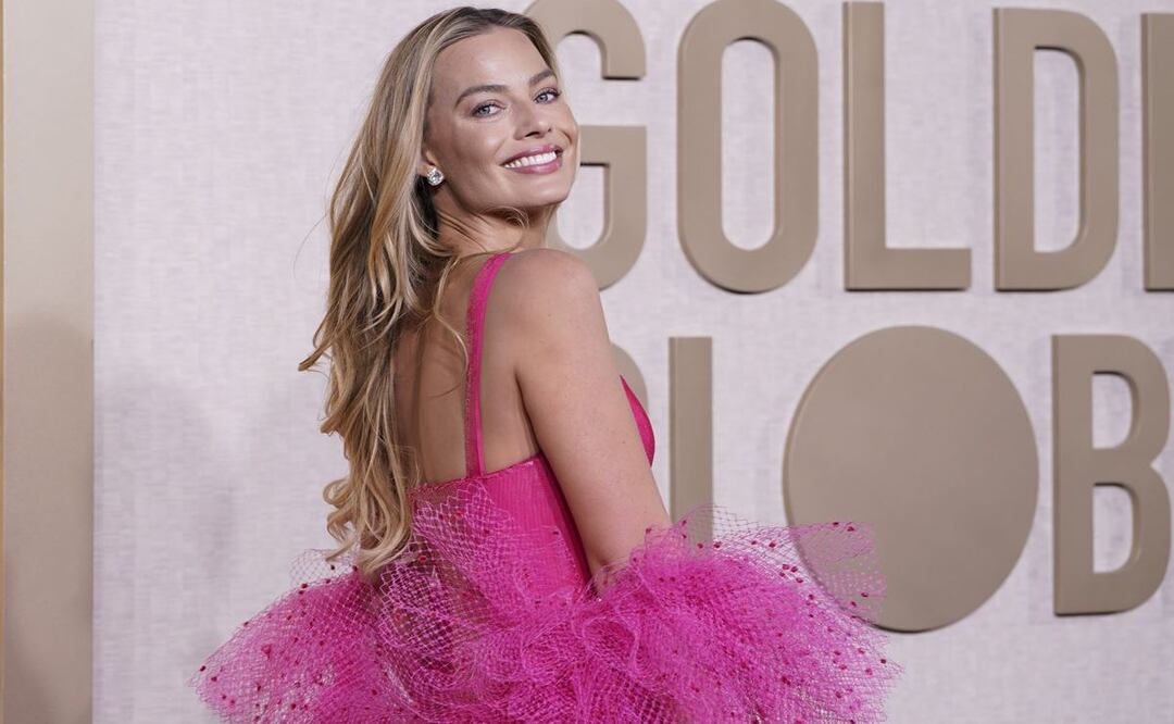 Margot Robbie como Barbie Superestrella en los Globos de Oro 2024. / Foto: AP.