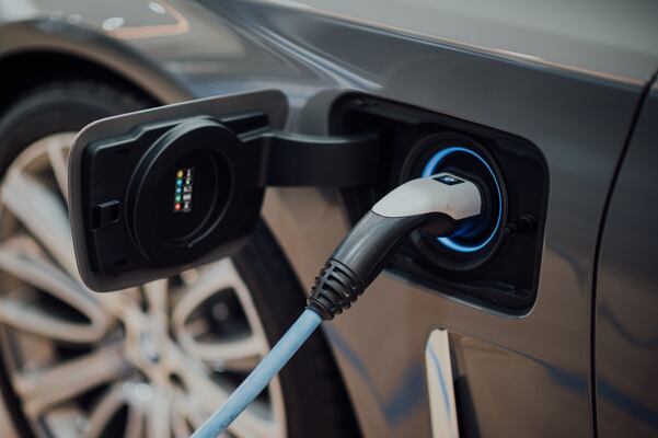 A qué hora debes cargar tu auto eléctrico en temporada de calor