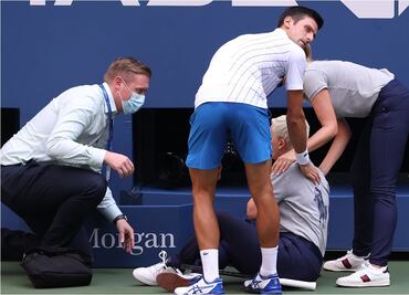 Novak Djokovic, descalificado del US Open por dar pelotazo a una juez