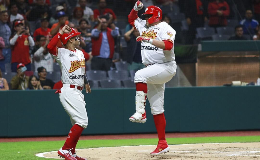 David Vidal y Japhet Amador celebran el HR del "Gigante de Mulege". Foto: Imago7