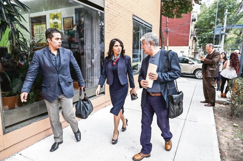 La dirigente del PRD, Alejandra Barrales, dice que la renovación podría ser a través de un Consejo Nacional electivo, pero lo consultarán con el área jurídica (YADÍN XOLALPA. EL UNIVERSAL)