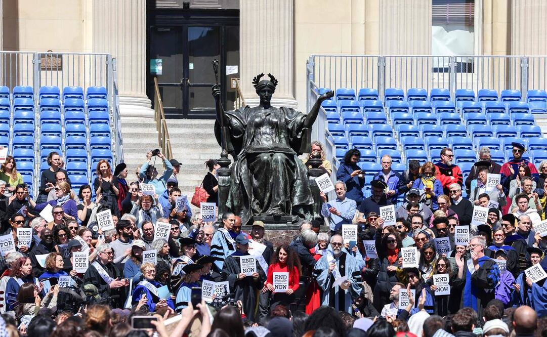 Gente se reúne dentro de la Universidad de Columbia, ocupada por manifestantes pro-palestinos en Nueva York. Foto: AFP