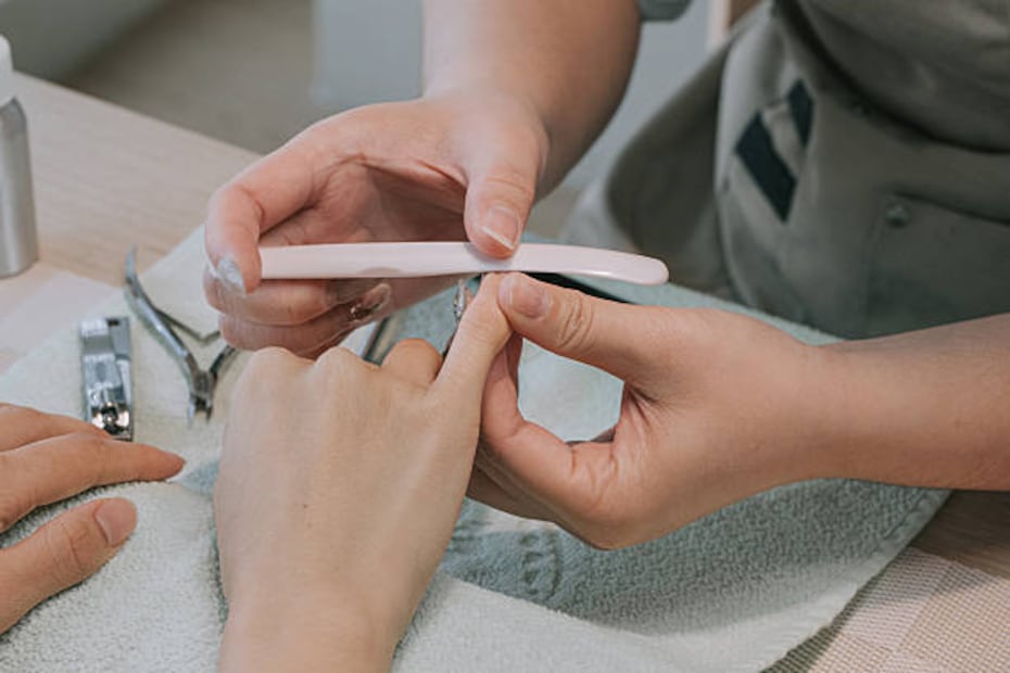 Antes de elegir el mejor producto para aplicar en tu manicura, se recomienda acudir con un experto para valorar la salud de tu uña. Foto: Unsplash