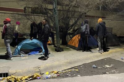 “No nos vamos a mover de aquí”: Migrantes instalan campamento afuera del INM de Ciudad Juárez; exigen justicia para víctimas de incendio