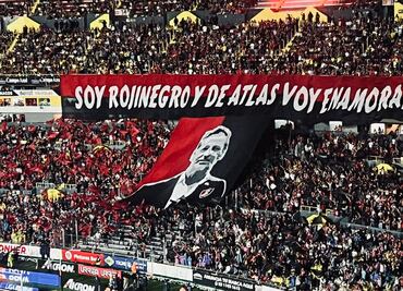 Diego Cocca regresa al estadio Jalisco y es recibido con un gran tifo