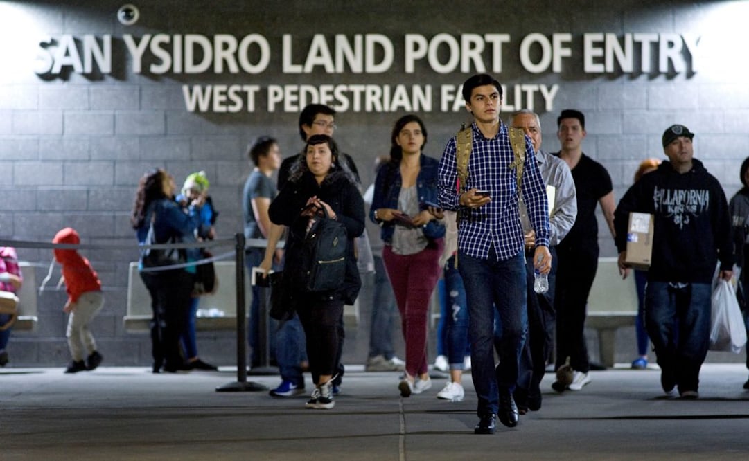Un grupo de personas ingresan a los Estados Unidos desde Tijuana, por el cruce fronterizo del Puerto de Entrada de San Ysidro (Foto: EFE)