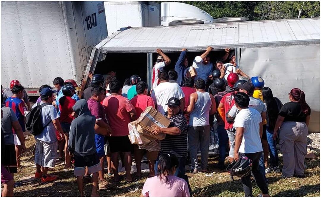 Automovilistas y personas que viven cerca de la carretera federal Campeche–Mérida, realizaron rapiña de los vinos y licores (30/11/2024). Foto: Especial