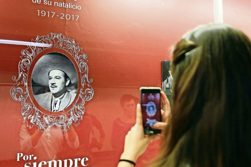 Para ver la exposición, que estará montada hasta el 31 de enero, basta con pagar tu boleto de metro (FOTOS: BERENICE FREGOSO. EL UNIVERSAL)