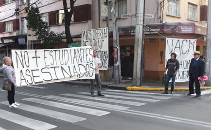 ​Protestan estudiantes de la UACM previo a reunión AMLO-Freeland