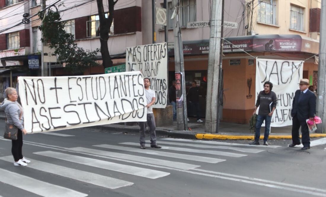 Estudiantes de la UACM protestan afuera de la casa de transición de AMLO. Foto: Ariel Ojeda/El Universal