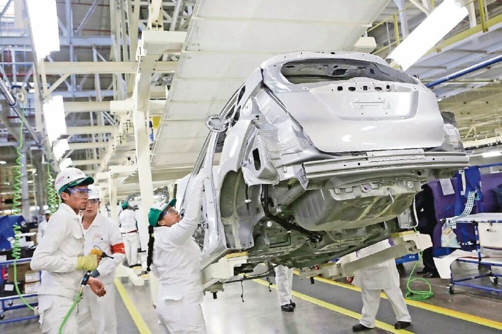 Expertos de la industria automotriz aseguran que las armadoras en México deben ponerle más ingeniería al producto fabricado en el país. (ARCHIVO EL UNIVERSAL)