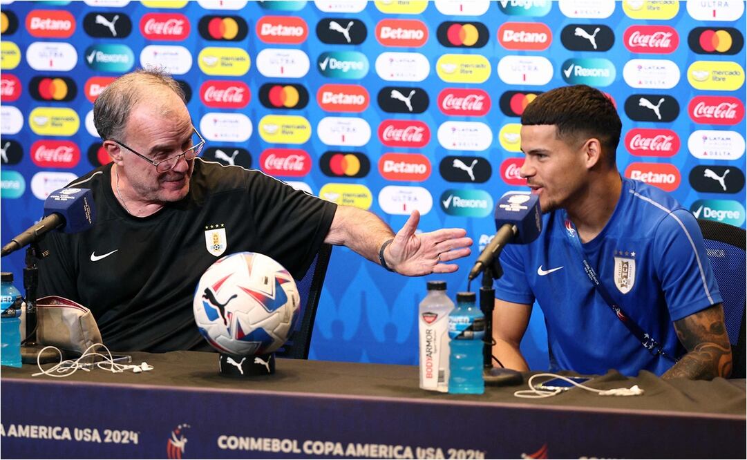 Marcelo Bielsa y Maxi Araujo en conferencia de prensa. FOTO: