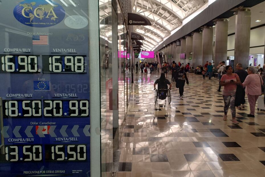 La divisa mexicana amaneció alrededor de los 17.03 pesos por dólar al mayoreo. Foto: Fernanda Rojas