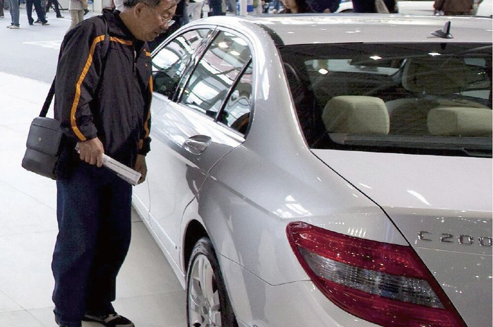 Duda. De acuerdo con la AMDA, el alza en las tasas de interés hace que los compradores piensen dos veces si adquieren un crédito automotriz. FOTO: ARCHIVO EL UNIVERSAL