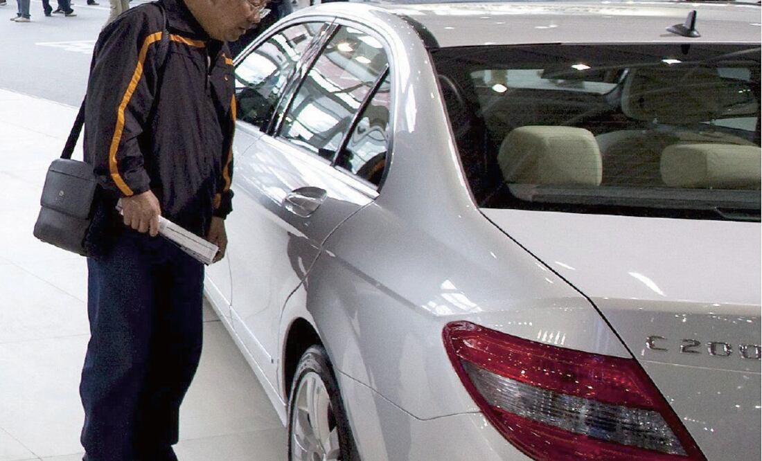 Duda. De acuerdo con la AMDA, el alza en las tasas de interés hace que los compradores piensen dos veces si adquieren un crédito automotriz. FOTO: ARCHIVO EL UNIVERSAL