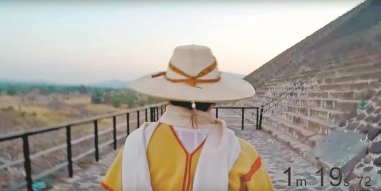 En la cima de la Pirámide del Sol, la senadora Jesusa Rodríguez hace propaganda política