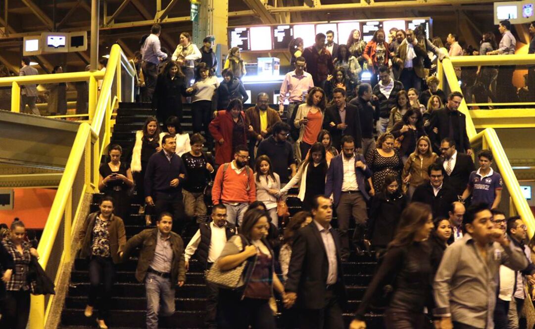Con molestia, la gente abandonó el recinto. FOTO: Luis Cortés/EL UNIVERSAL