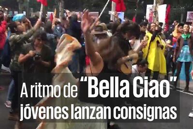 A ritmo de “Bella Ciao”, jóvenes lanzan consignas en apoyo en la Marcha del Silencio