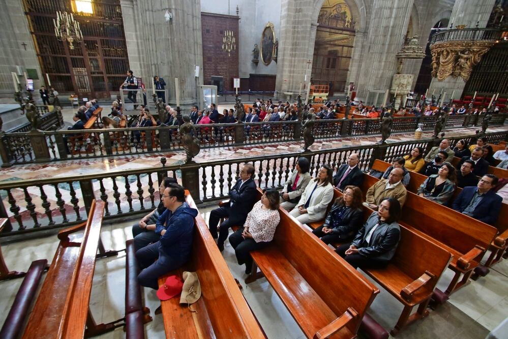 En la ceremonia en la Catedral Metropolitana, el arzobispo Aguiar Retes saludó a los integrantes y colaboradores de EL UNIVERSAL, y a todos los que de alguna manera tienen en sus manos la misión de informar. Foto: Carlos Mejía | El Universal