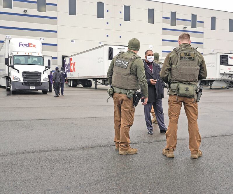 Los camiones que transportaron la vacuna de Moderna estuvieron custodiados. PAUL SANCYA. EFE