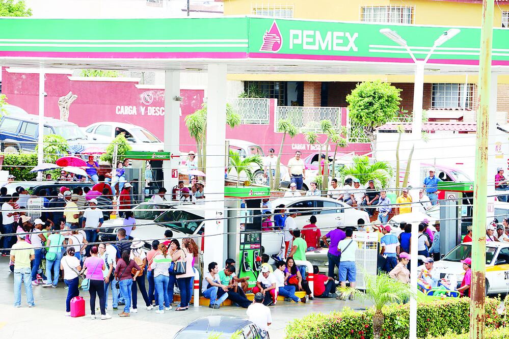 Miembros de la Coordinadora tomaron las instalaciones del INE en Morelia, como parte del boicot a los comicios anunciado por el magisterio (CUARTOSCURO)