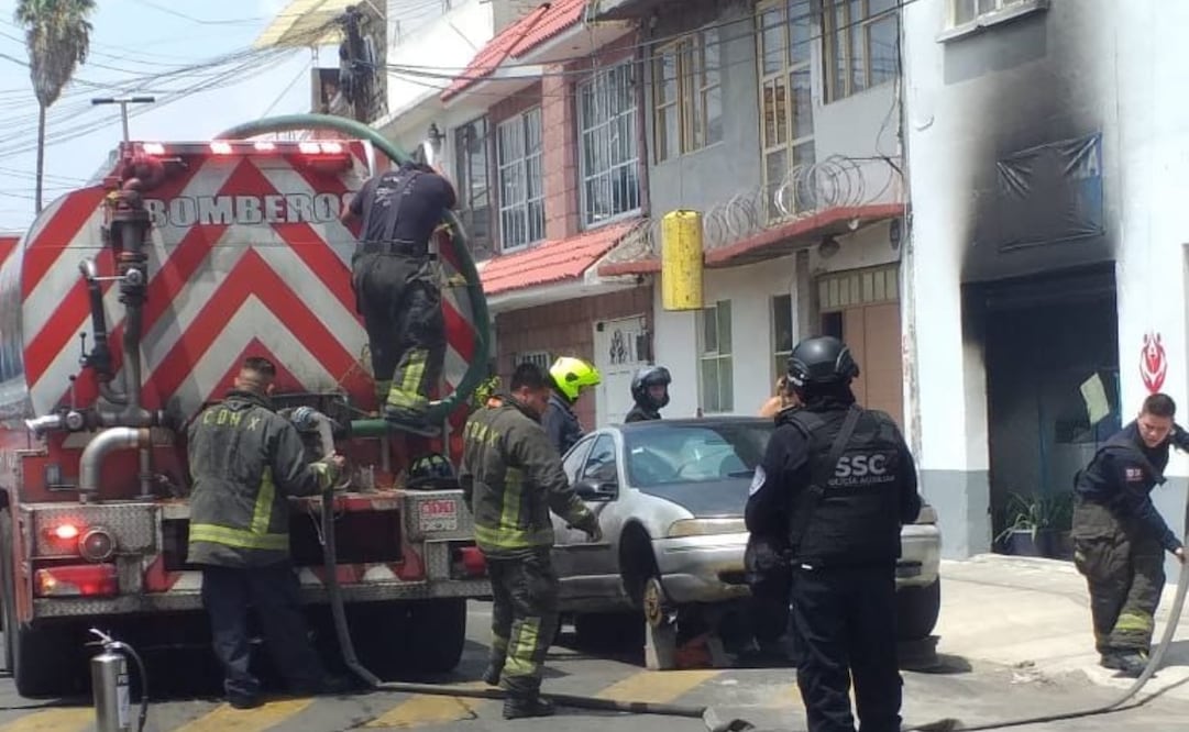Llegaron al lugar bomberos, quienes apoyaron a los policías a controlar la situación. Foto: Especial