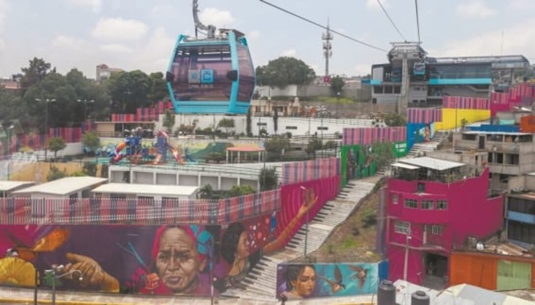 Muralistas transforman el entorno en L2 del Cablebús