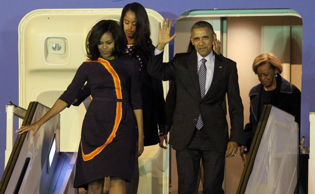El presidente Obama y su familia a su llegada al aeropuerto de la capital argentina. /EFE