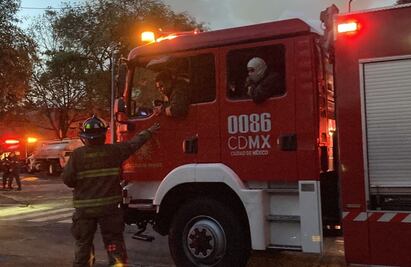 Reportan incendio en almacen en Av Sur de los 100 metros, entre Vallejo y Eje Central