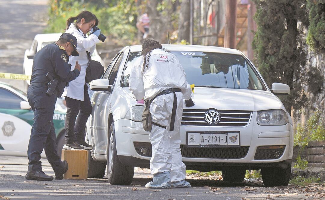 En el auto Jetta abandonado en la colonia Miguel Hidalgo Tercera Sección, en Tlalpan, los cuerpos de dos hombres fueron abandonados en la cajuela del automotor; ambos tenían heridas de bala. Foto: ARMANDO MARTÍNEZ. EL UNIVERSAL