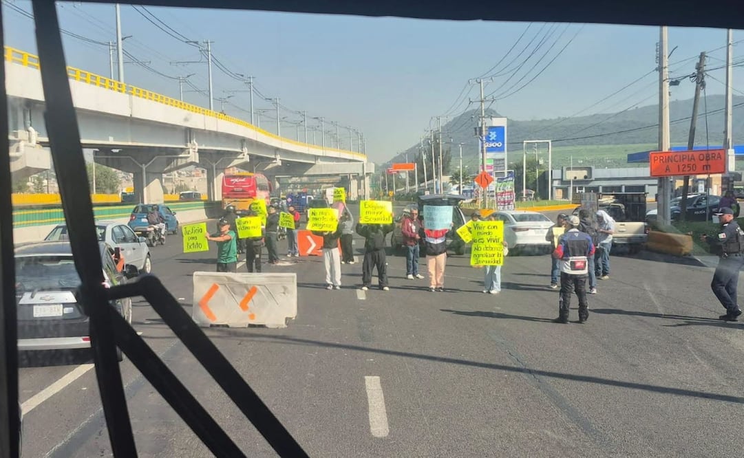 Familia de universitario asesinado bloquea la México-Puebla. Foto: Especial