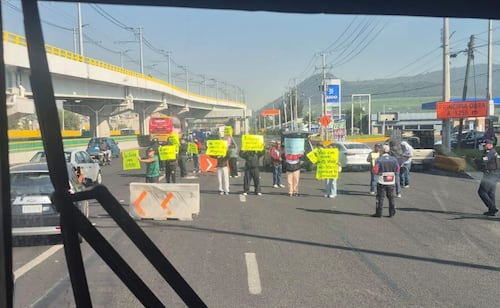 Familia de universitario asesinado bloquea la México-Puebla; exige avances en la investigación y mayor seguridad