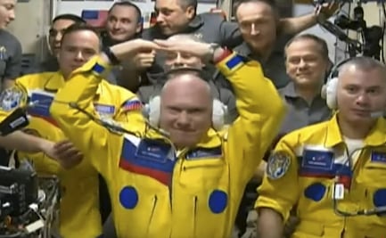 ¿Apoyo a Ucrania? Cosmonautas rusos llegaron a la Estación Espacial Internacional vestidos de amarillo y azul