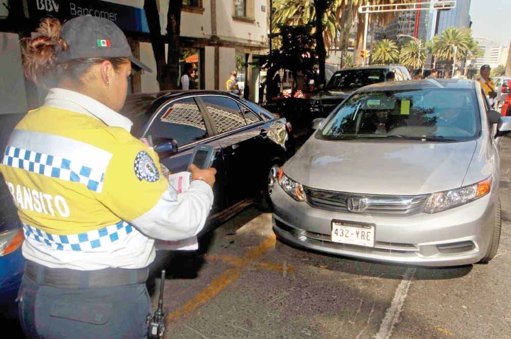 La intención del Reglamento de Tránsito no es cobrar multas a diestra y siniestra, aseguró ayer el mandatario capitalino (FERNANDO RAMÍREZ. EL UNIVERSAL)