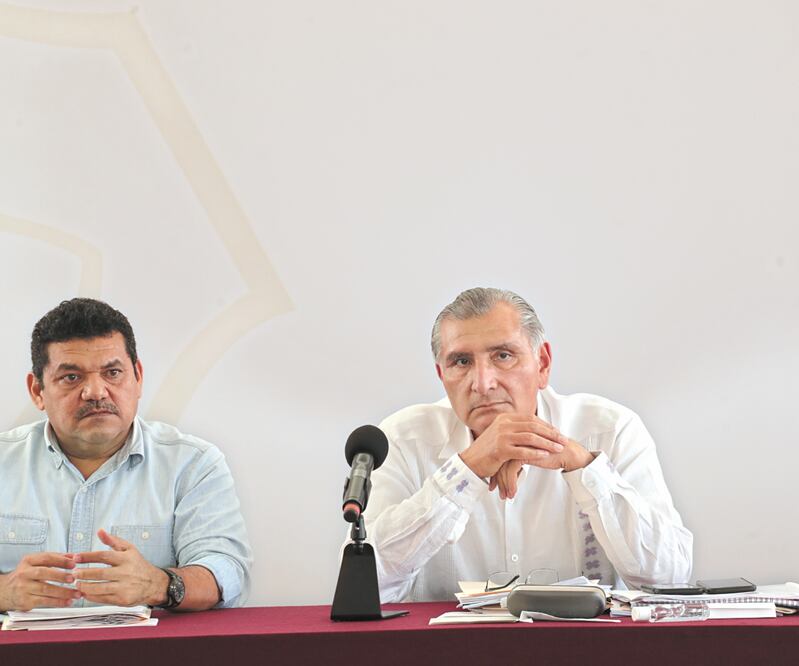El secretario de Bienestar, Javier May (izq.) y el gobernador Adán Augusto López, ayer en conferencia de prensa. Foto: GERMÁN ESPINOSA. EL UNIVERSAL