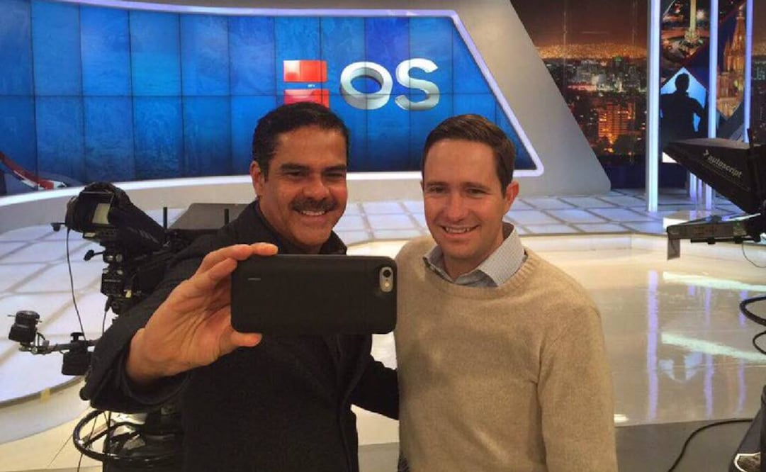El periodista y conductor del programa "Hechos", Javier Alatorre, junto al director general de TV Azteca, Benjamín Salinas Sada. (FOTO: Archivo EL UNIVERSAL)
