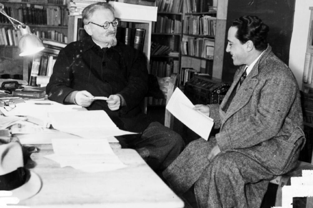 León Trotsky conversa con un redactor de EL UNIVERSAL en su casa de Coyoacán, en noviembre de 1937 (ARCHIVO EL UNIVERSAL)