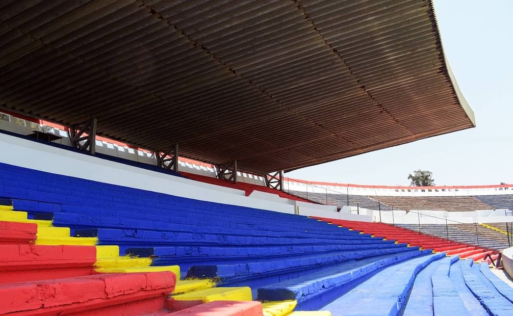 Vista actual de las gradas en el Estadio Neza 86. En abril del 2026 se le hizo una limpieza profunda y una pintada, con miras a los festejos mundialistas. Foto: Santiago Cadena/EL UNIVERSAL.