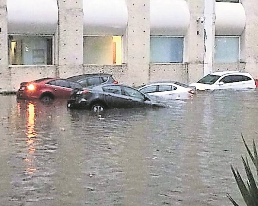 Suman 34 vehículos dañados: 30 coches y cuatro motocicletas; los daños serán cubiertos por las pólizas de seguro del edificio y de los automovilistas (ARCHIVO. EL UNIVERSAL)