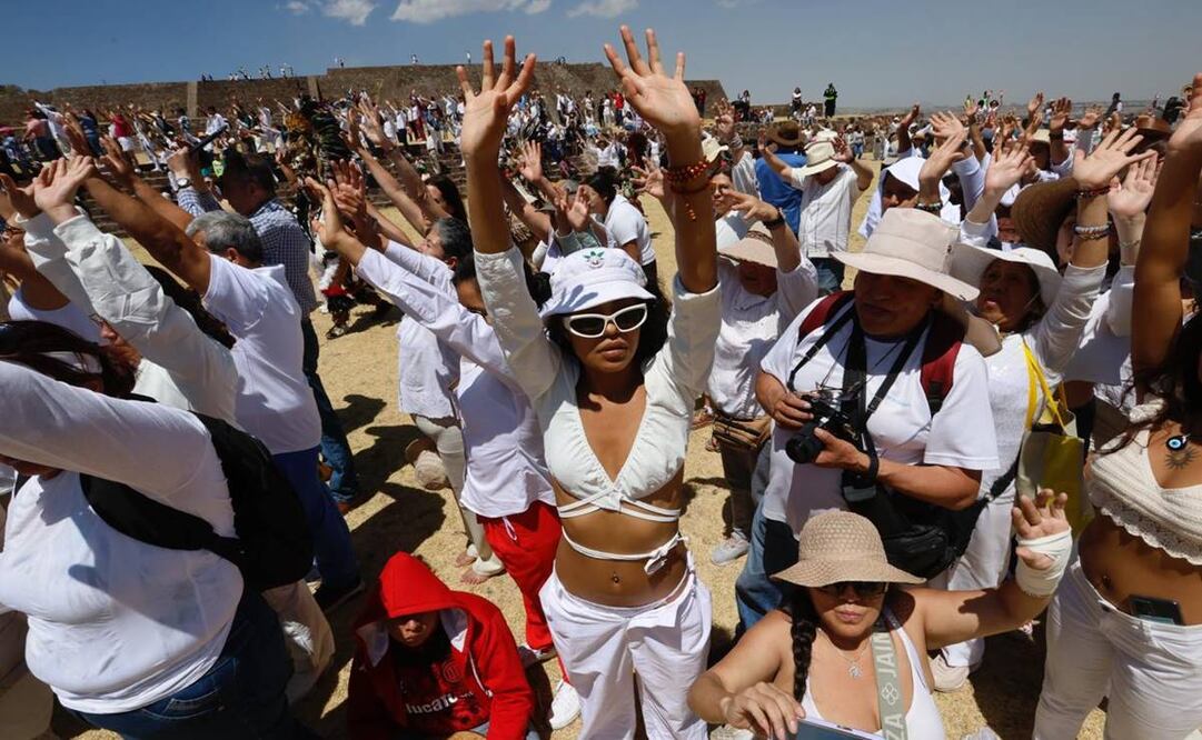 El encendido del Fuego Nuevo congregó también a decenas de mexiquenses en el resto de las 15 zonas arqueológicas en diversos municipios, a las que acudieron turistas para recibir energía, en una tradicional ceremonia plagada de color, danzas y cantos. Jorge Alvarado /EL UNIVERSAL