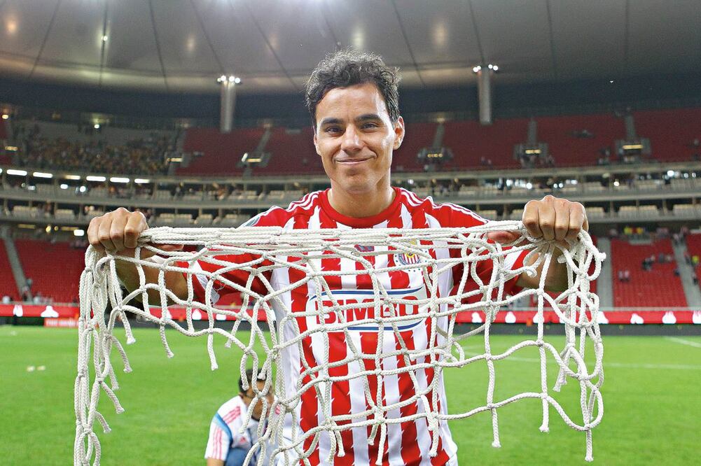 Omar Bravo, con su doblete de anoche en el estadio Omnilife de Guadalajara, superó el récord de mejor anotador con las Chivas, que estaba en poder del mítico delantero Chava Reyes (JORGE BARAJAS. IMAGO7)