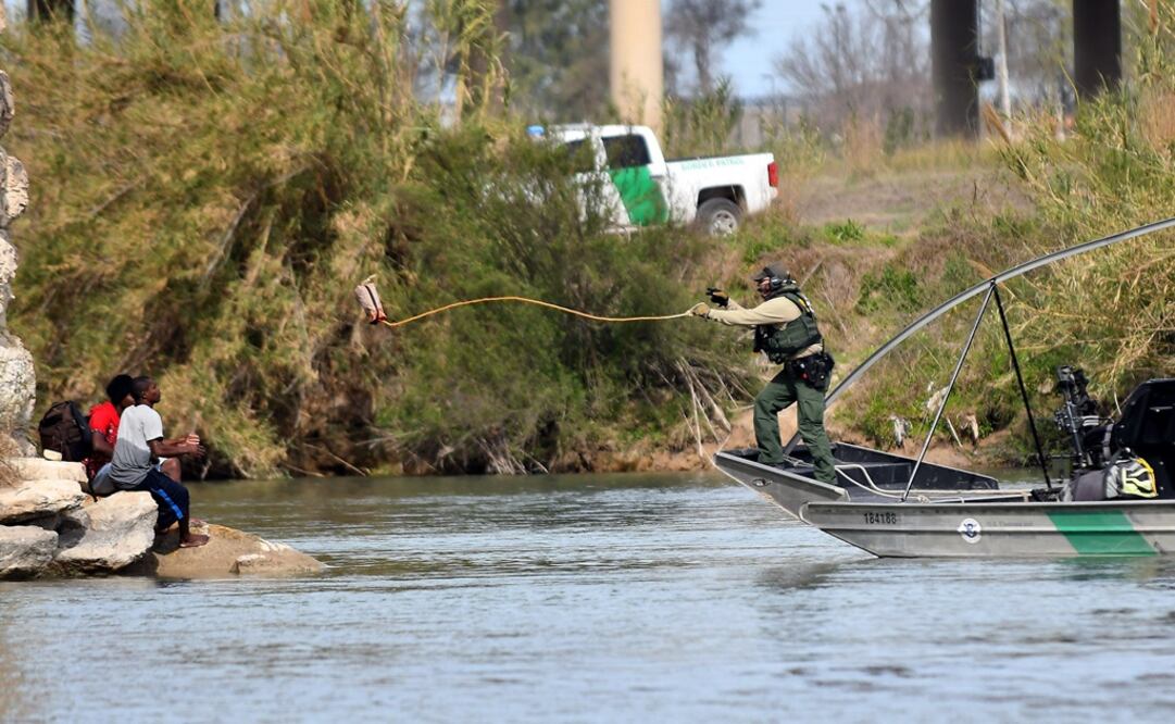Ciudadanos centroamericanos son rescatados por la Patrulla Fronteriza de los Estados Unidos, sobre el Río Bravo (Foto: EFE)