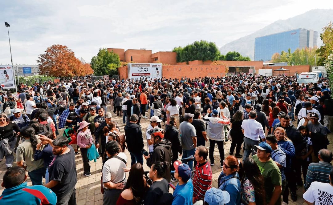 Peruanos esperan para elegir a su nuevo presidente en una casilla instalada en Santiago de Chile. Foto:  Elvis González / EFE